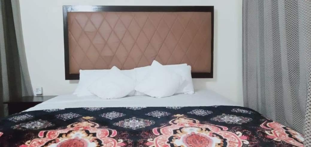 Family Guest House Lahore Near Airport Oda fotoğraf